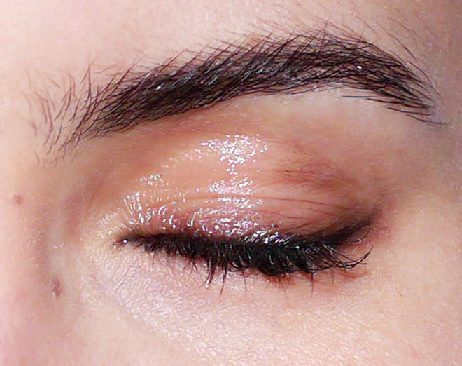 Petroleum jelly uses : Eye moisturizer