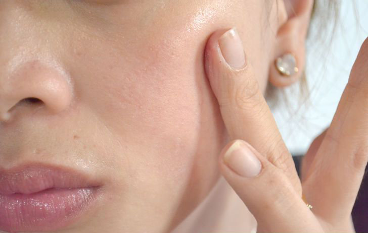Petroleum jelly uses : Cheekbone highlighter