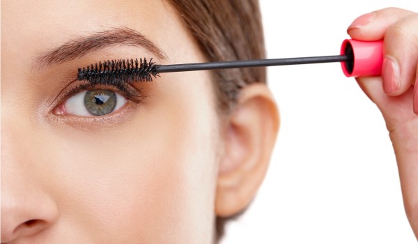 Petroleum jelly uses : Mascara replacement