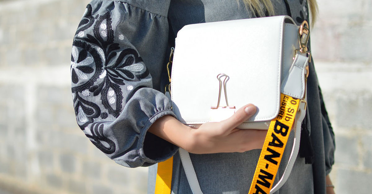Body Language: Your Bag-Holding Style Says A Lot About You
